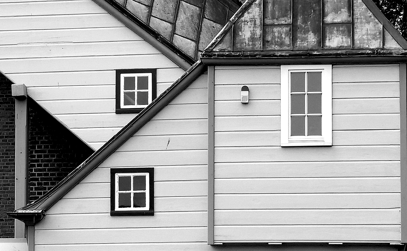 schwarzweißer Fensterblick