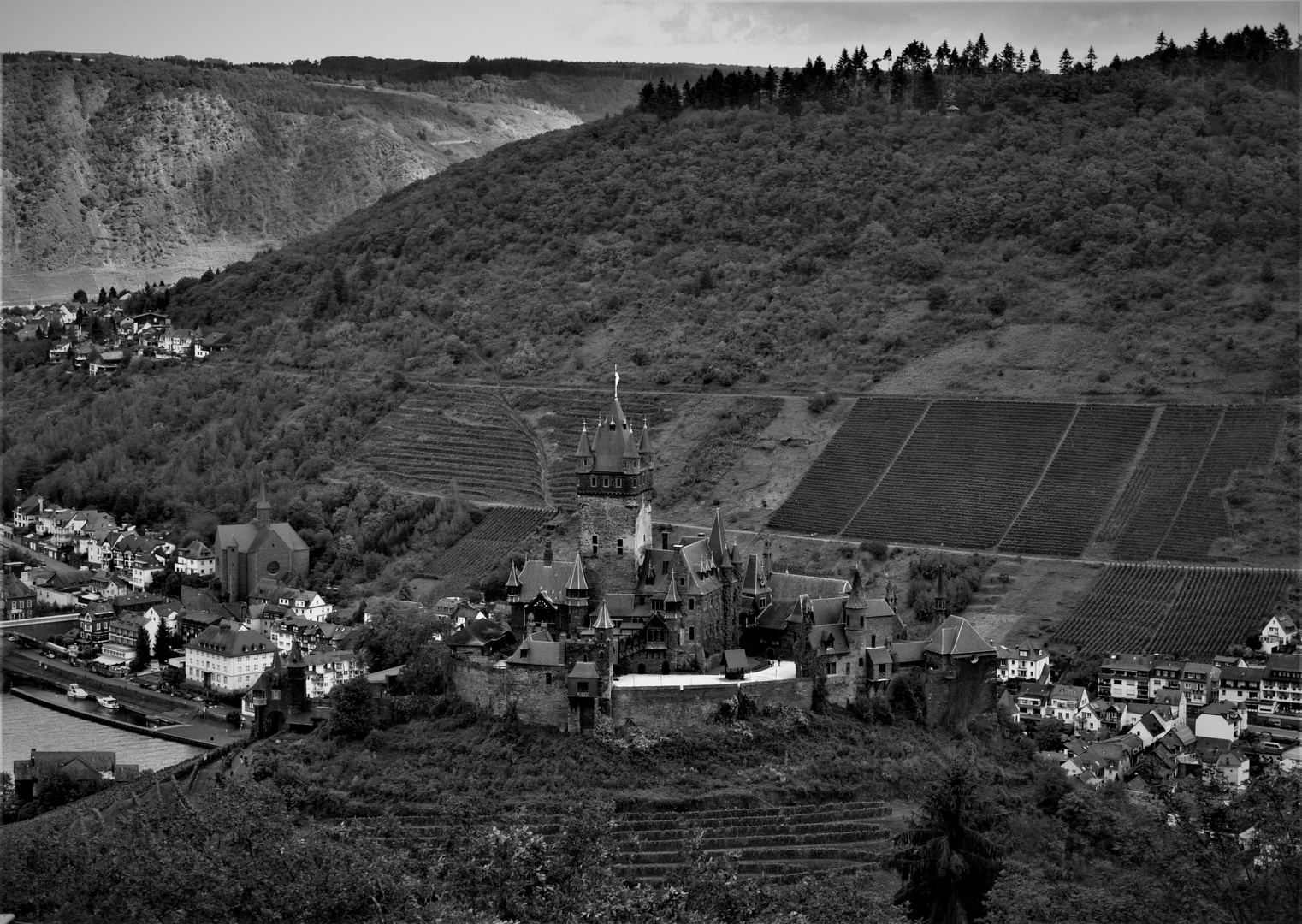 Schwarzweißer Freitag - Blick auf die Reichsburg in Cochem