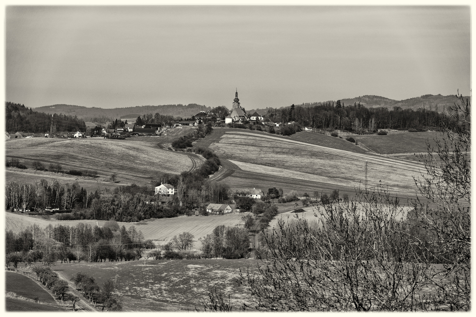 schwarzweißer Freitag - Blick von Burg Klenau ins Land