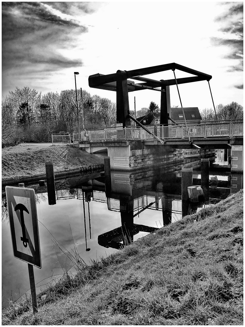 schwarzweißer Freitag - Brücke über den Ems Jade Kanal