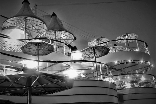 Schwarzweißer Freitag - Deck 9 bei Nacht 