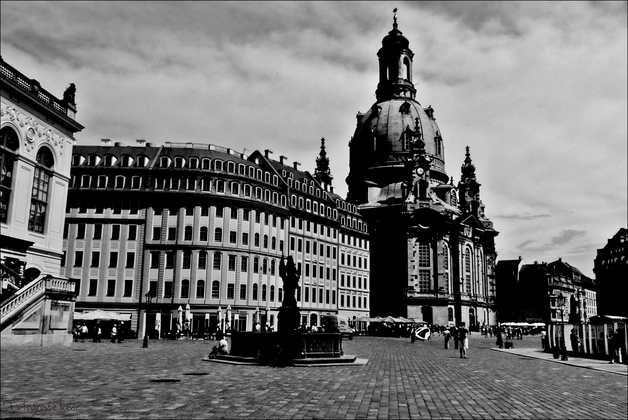 Schwarzweißer Freitag -Frauenkirche D