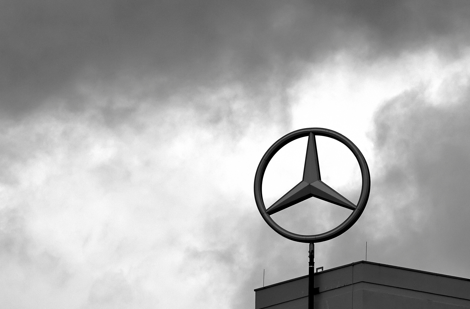 Schwarzweißer Freitag - Mercedes-Benz-Stern -monochrome-