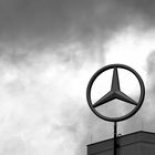 Schwarzweißer Freitag - Mercedes-Benz-Stern -monochrome-