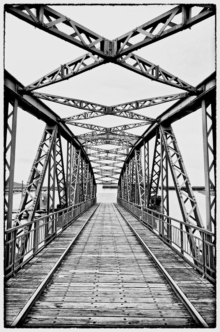 schwarzweißer Freitag - Nassau Brücke WHV