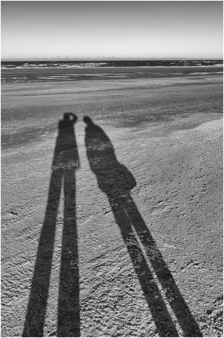 schwarzweißer Freitag - Schattenwurf am Strand