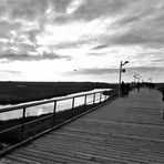 Schwarzweißer Freitag ...Seebrücke in St Peter Ording