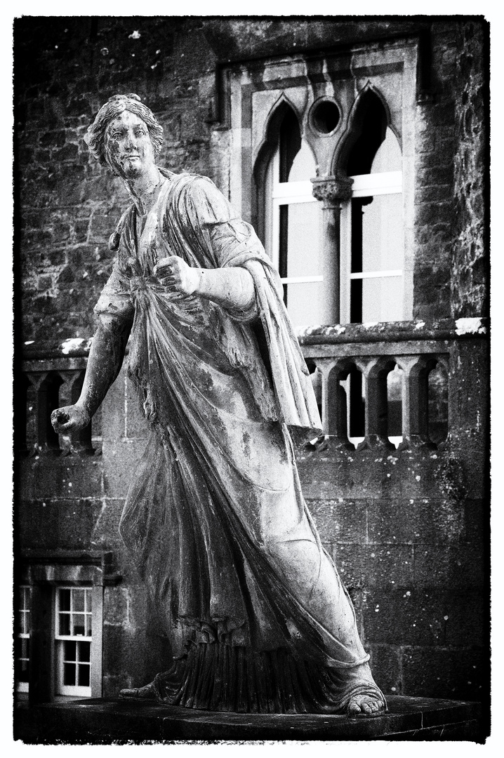 Schwarzweißer Freitag - Skulptur vorm Kilkenny Castle