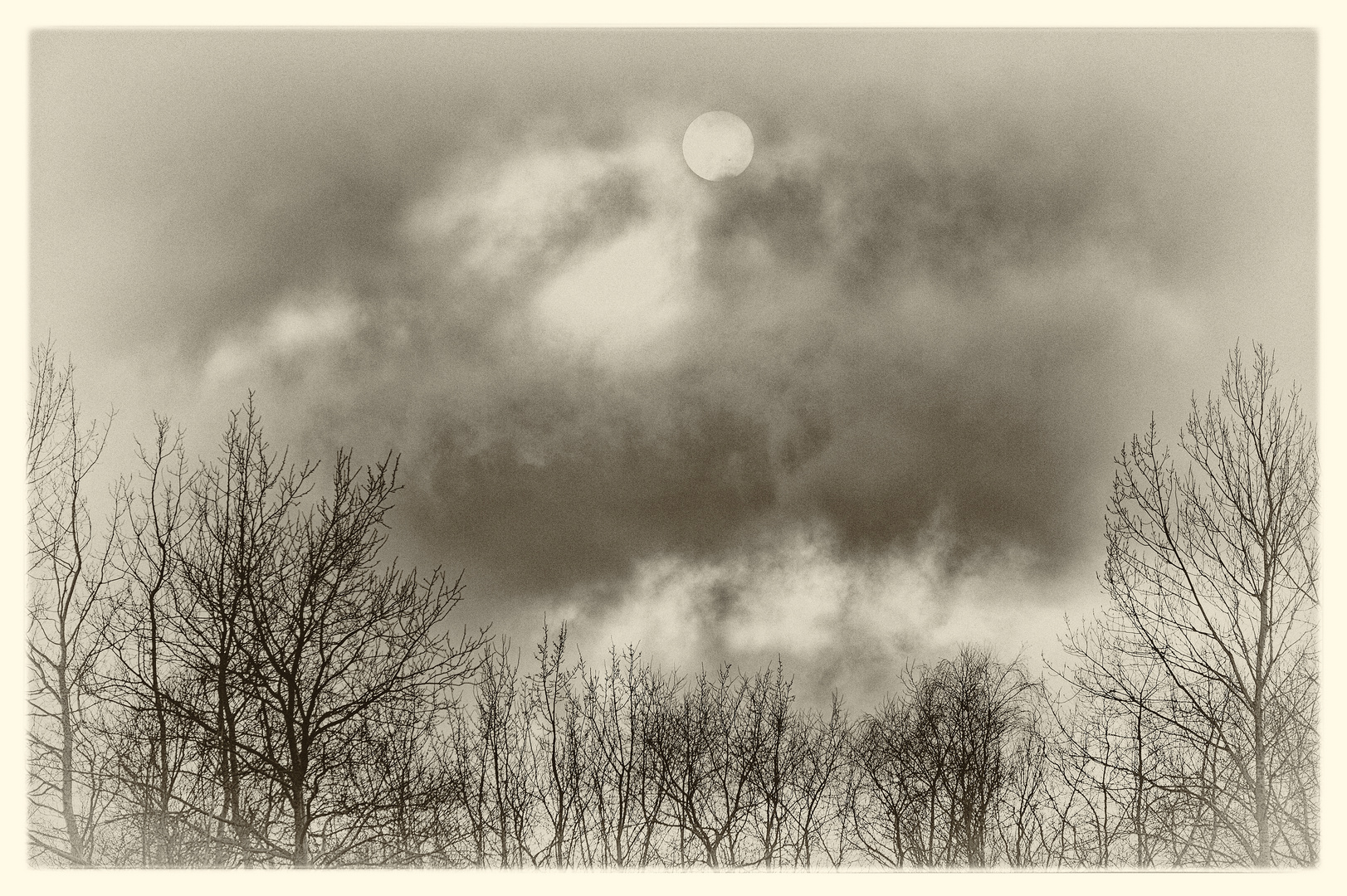 schwarzweißer Freitag -  Sonne hinter den Wolken