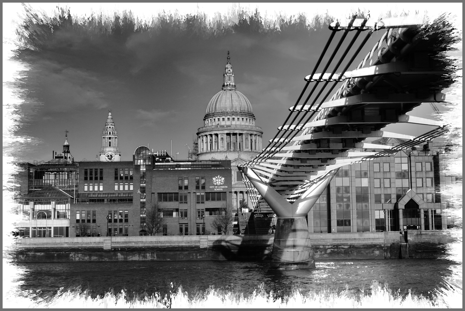 Schwarzweißer Freitag: Über die Themse zur St Paul's Cathedral