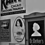 Schwarzweißer Freitag - Werbeschilder bei Dr. Oetker