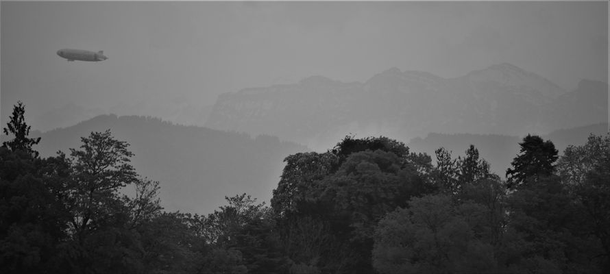 Schwarzweisser Freitag - Zeppelin vor dem Säntis im Dunst - Wie einst Graf Zeppelin