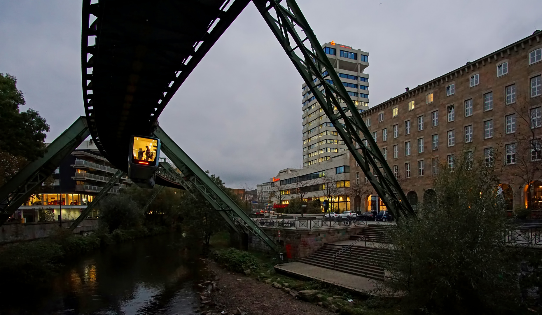 Schwebebahn    Abend am Islandufer.