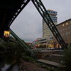 Schwebebahn    Abend am Islandufer.