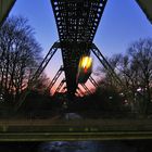 Schwebebahn am Abend (schwebender Bus)