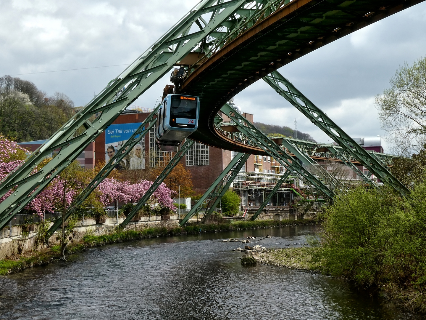 Schwebebahn am Bayer-Gelände