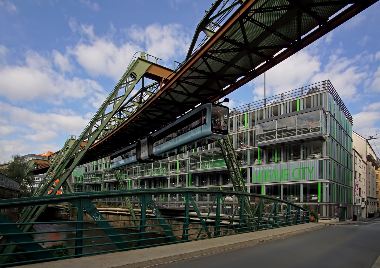 Schwebebahn am Flutufer