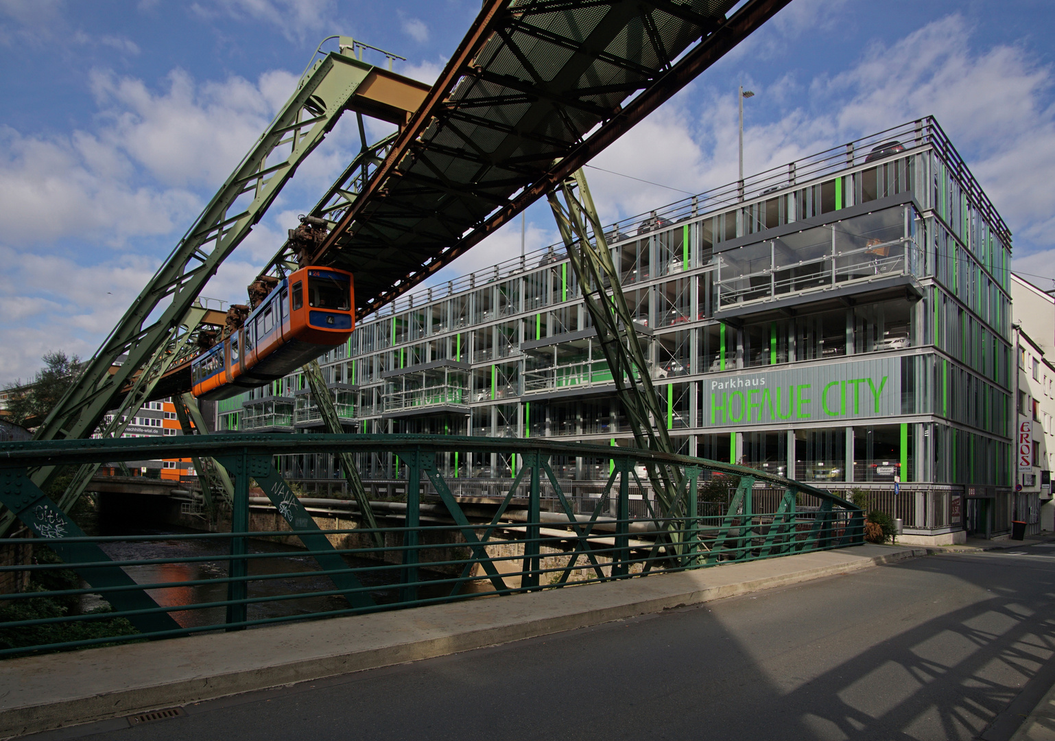 Schwebebahn am Flutufer 