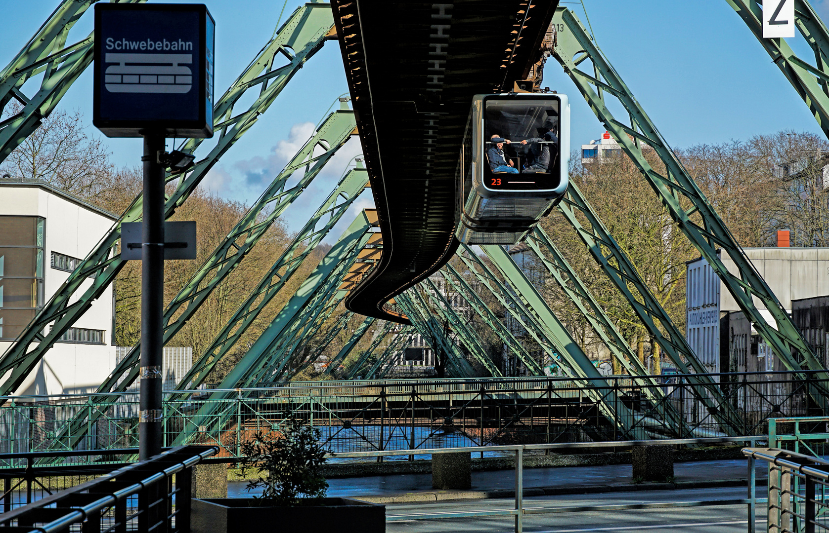 Schwebebahn am Robert-Daum-Platz