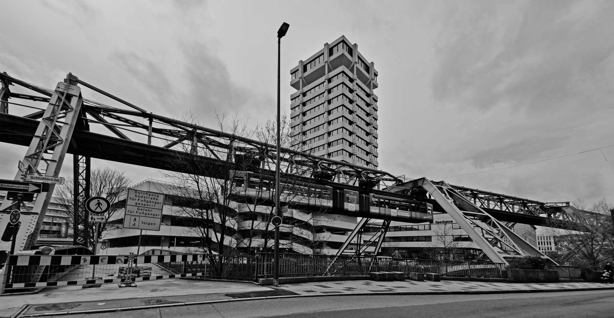 Schwebebahn    Am Sparkassenturm