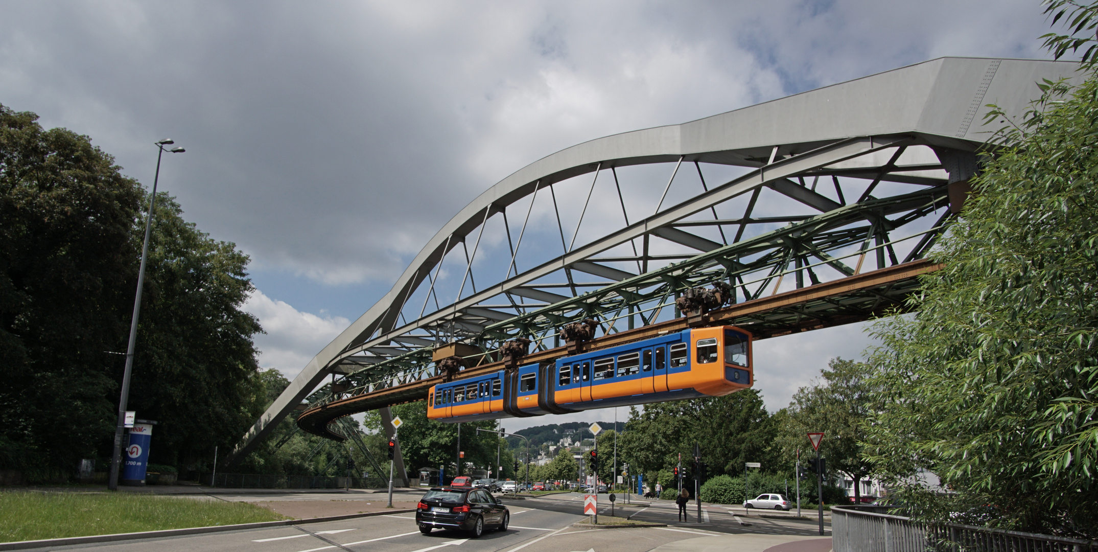 Schwebebahn an der B7