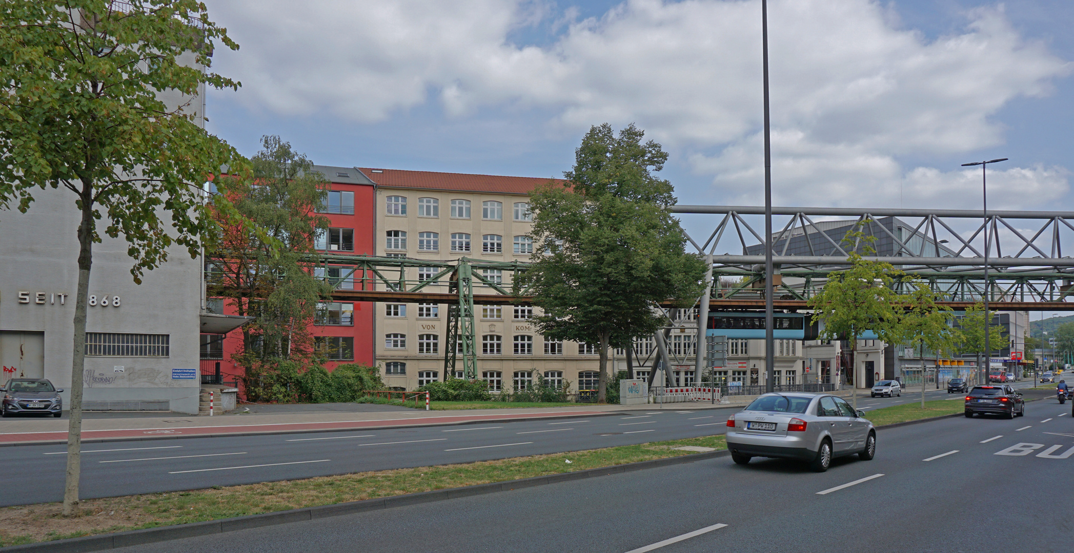 Schwebebahn an der Bundesallee 