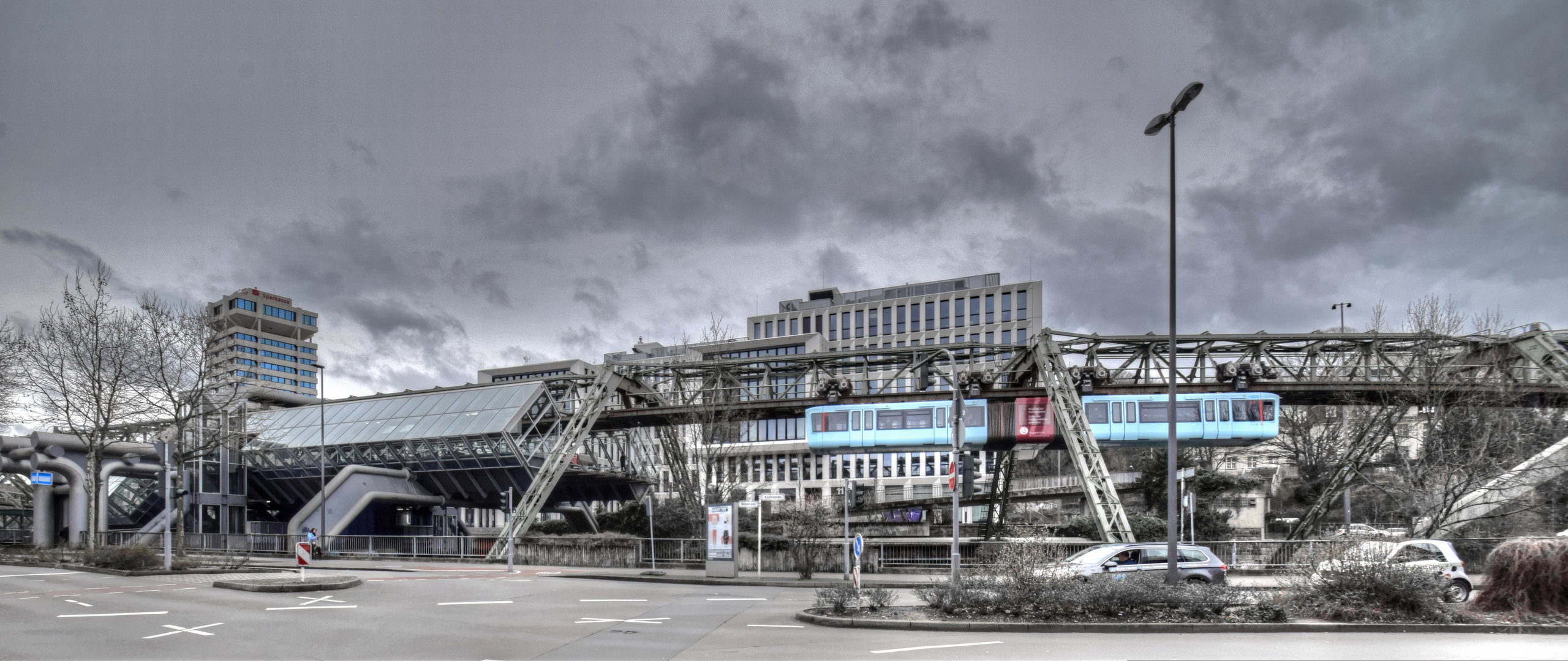 Schwebebahn an der Ohligsmühle Richtung Vohwinkel