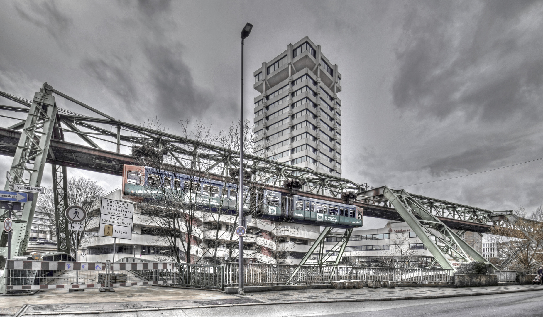 Schwebebahn an der Sparkasse