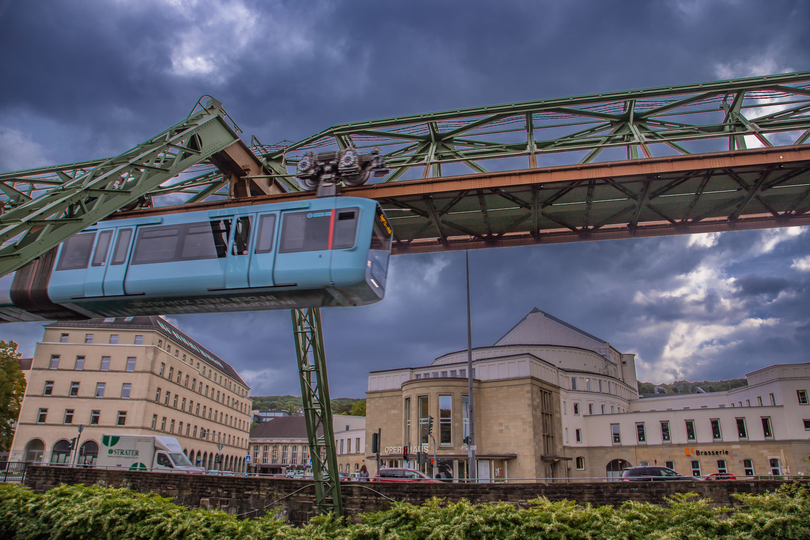 Schwebebahn an der Wuppertaler Oper.