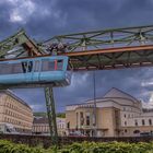 Schwebebahn an der Wuppertaler Oper.