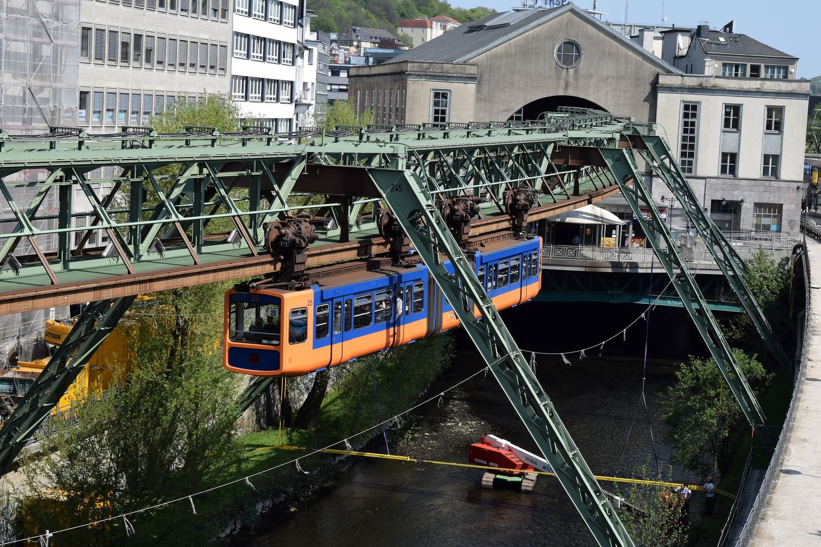 Schwebebahn bei der Einfahrt in den Döppersberg