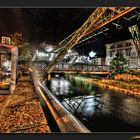 Schwebebahn bei Nacht