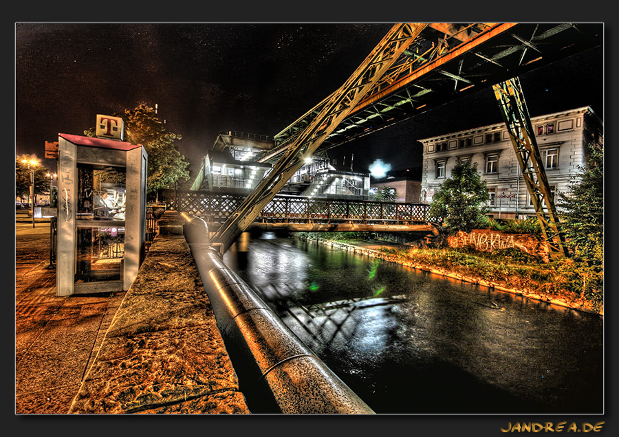 Schwebebahn bei Nacht