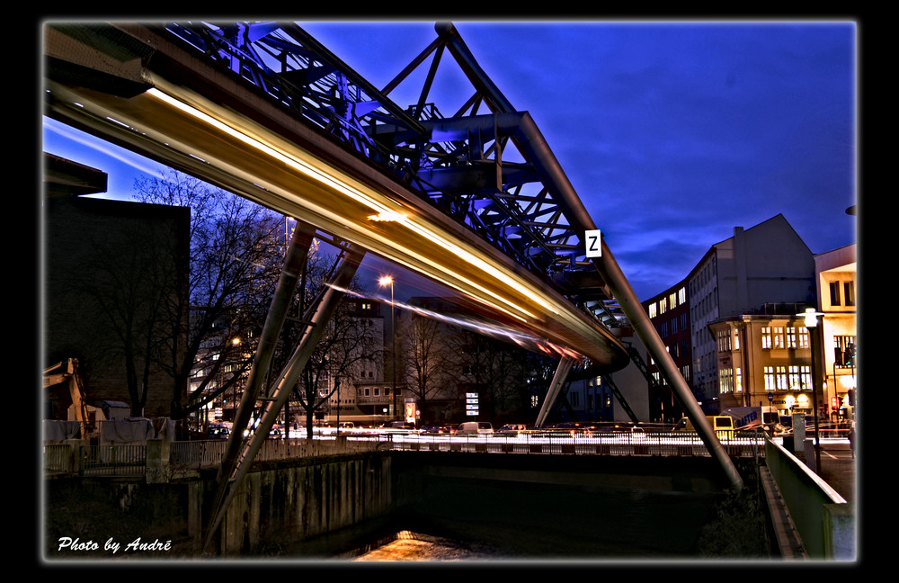 Schwebebahn bei Nacht