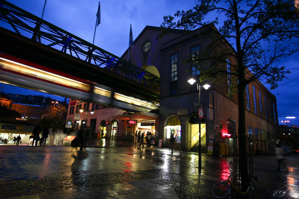 Schwebebahn bei Nacht