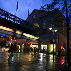 Schwebebahn bei Nacht