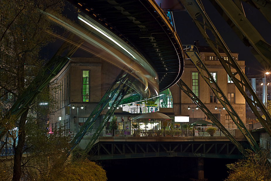 Schwebebahn bei Nacht