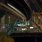 Schwebebahn bei Nacht