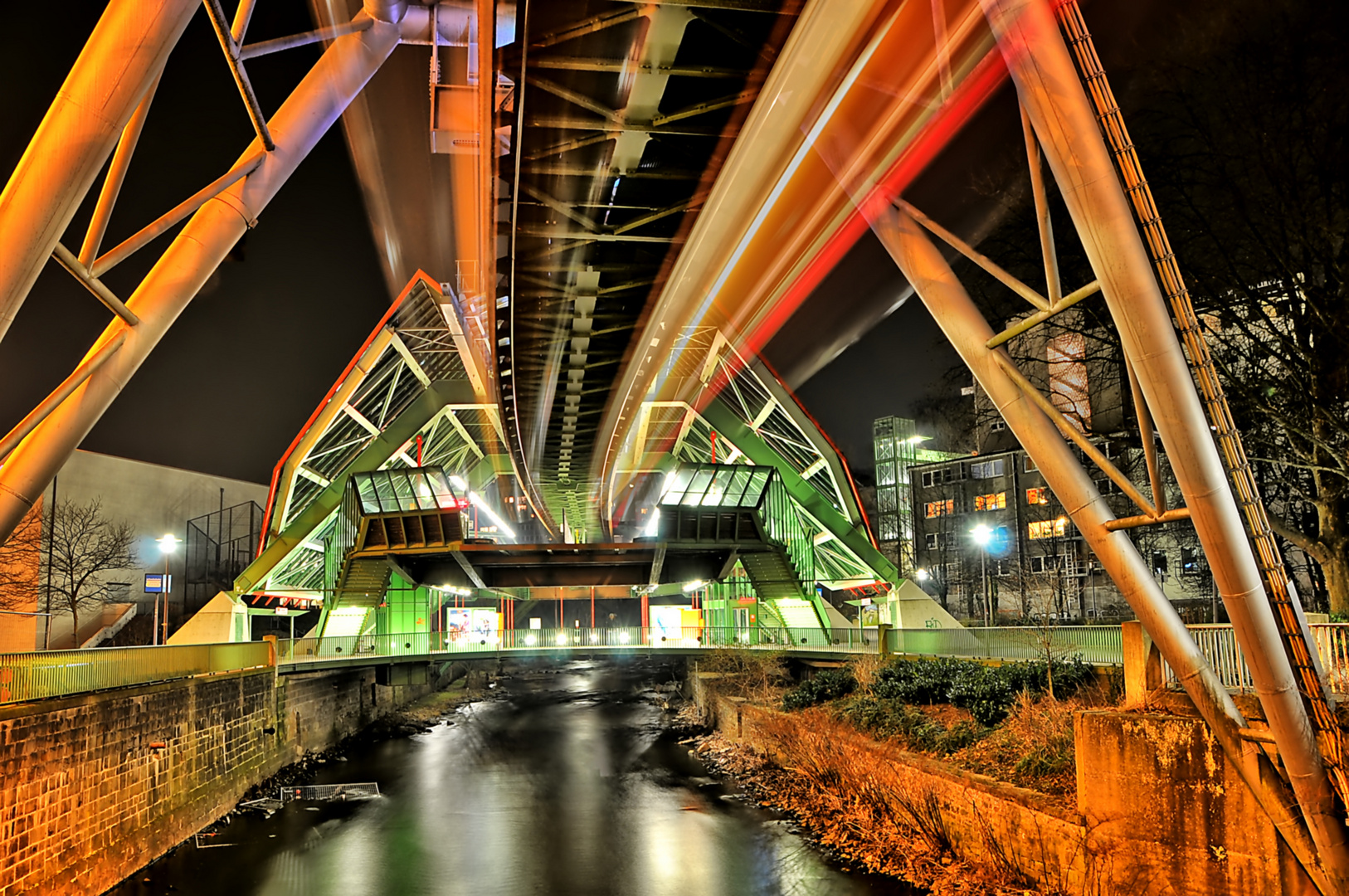 Schwebebahn bei Nacht