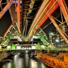 Schwebebahn bei Nacht