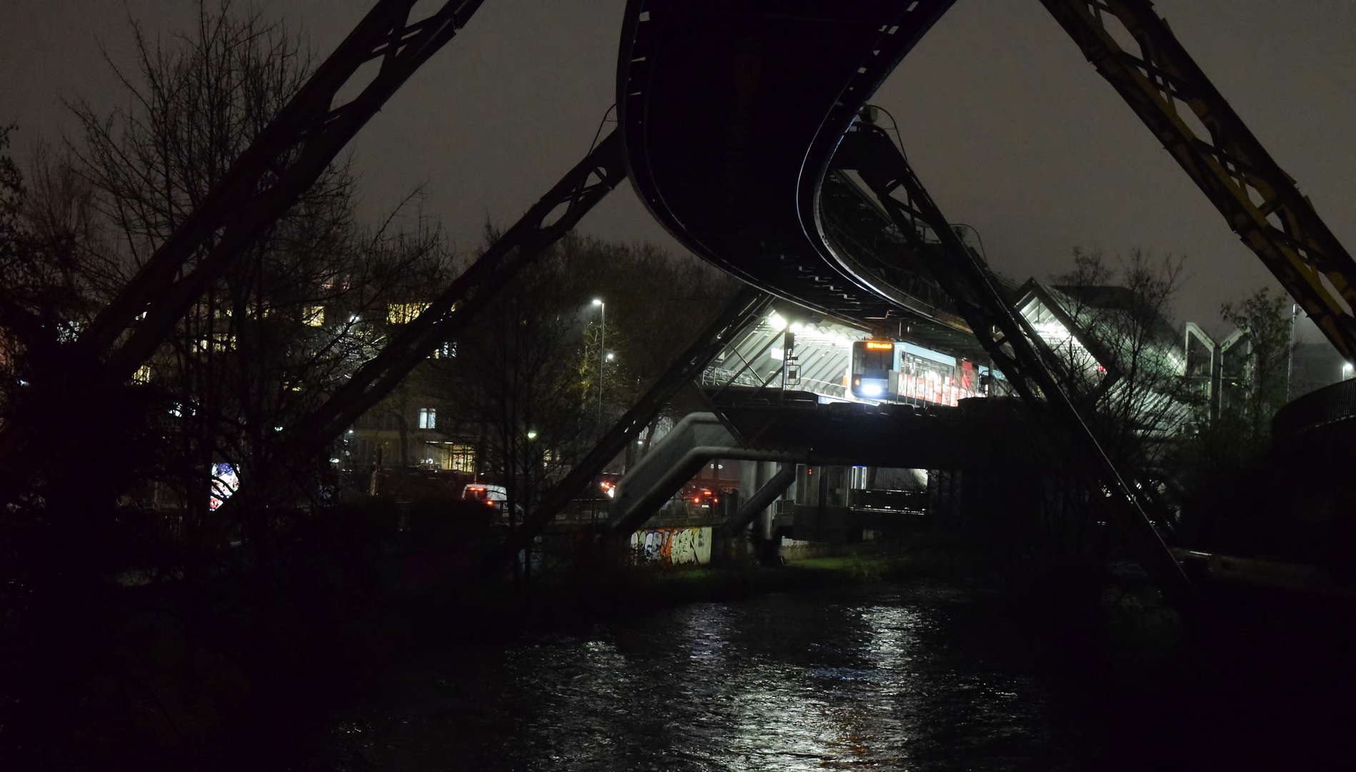 Schwebebahn bei Nacht.