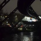 Schwebebahn bei Nacht.