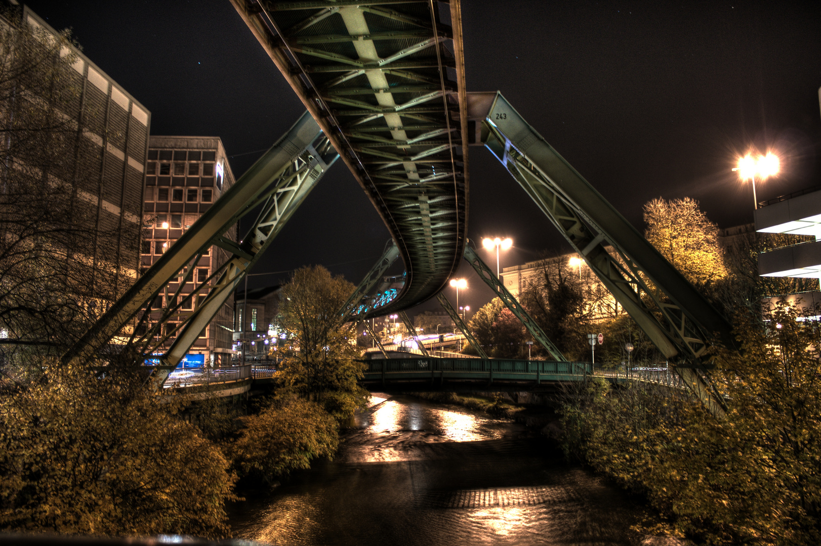 Schwebebahn bei Nacht