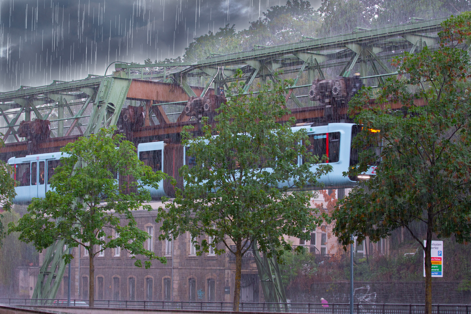 Schwebebahn bei starkem Gewitter.