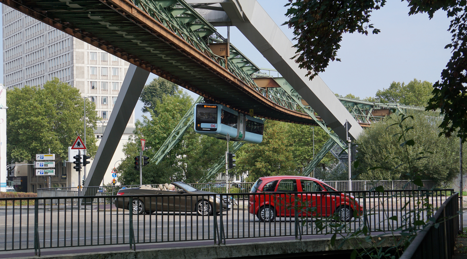 Schwebebahn  Bundesallee Querung