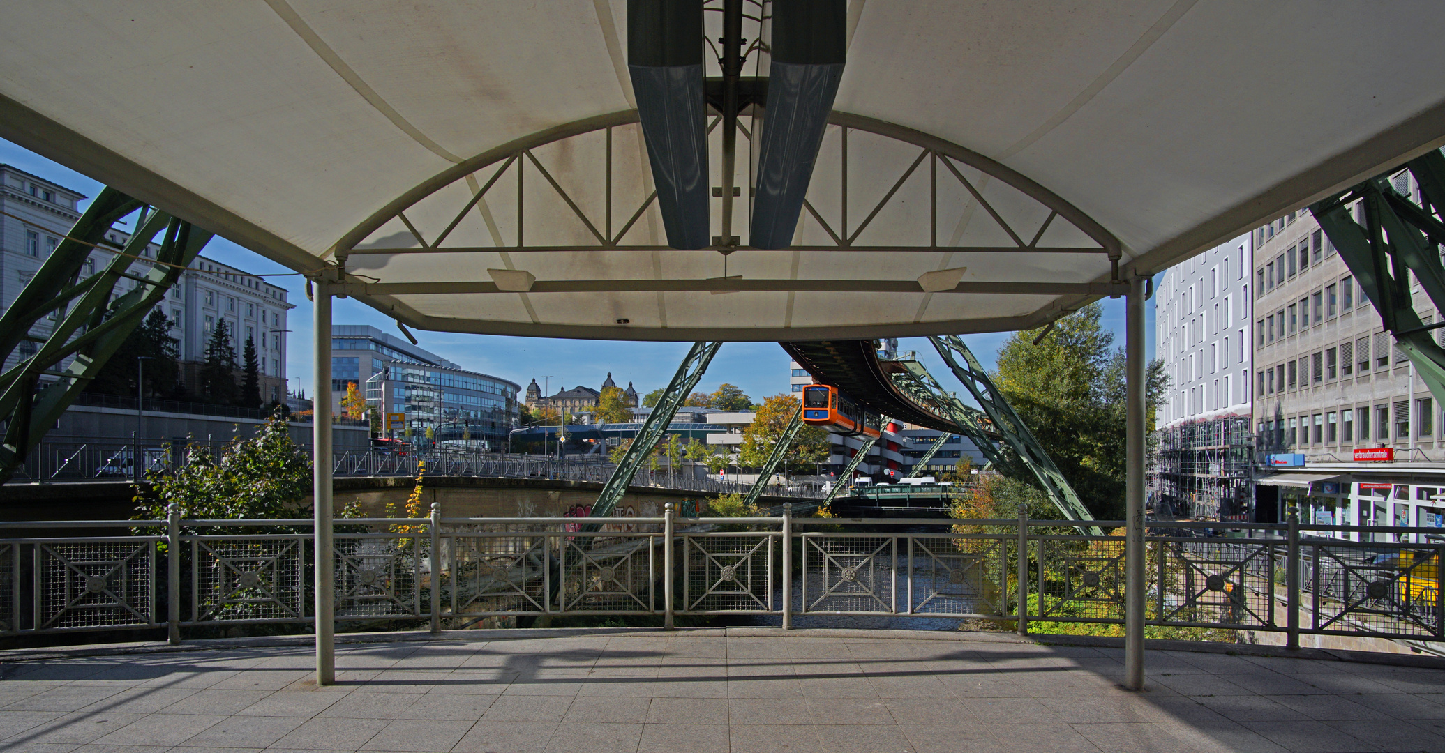 Schwebebahn   Einfahrt in den Döppersberg