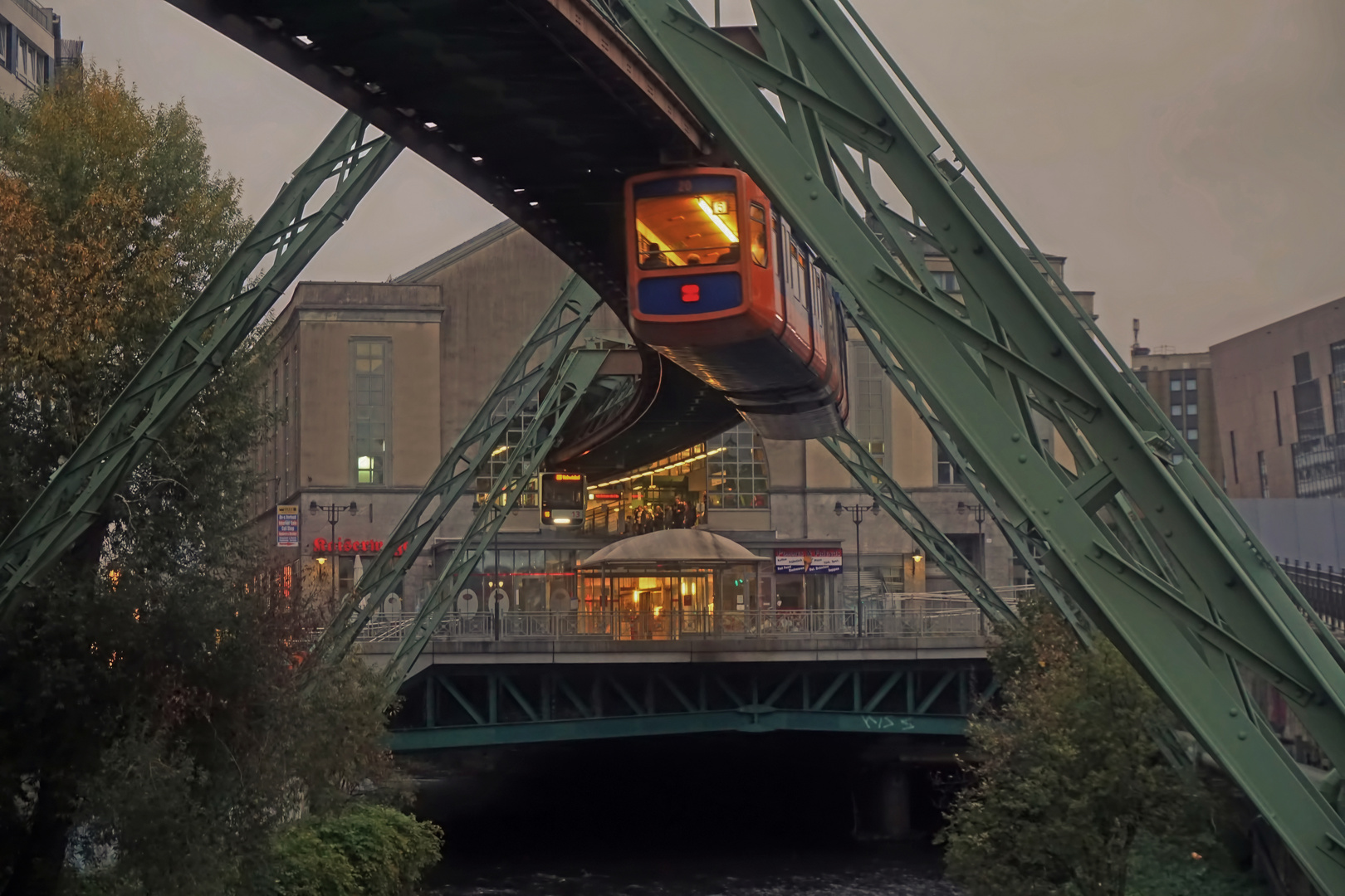 Schwebebahn  Einfahrt in den Döppersberg