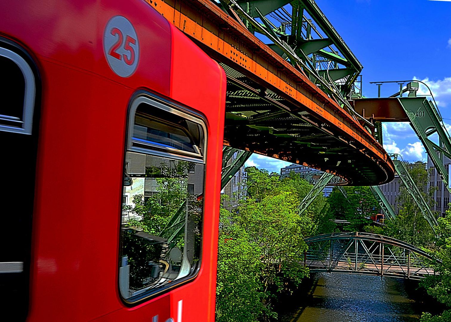 schwebebahn front blick seitlich!!!...