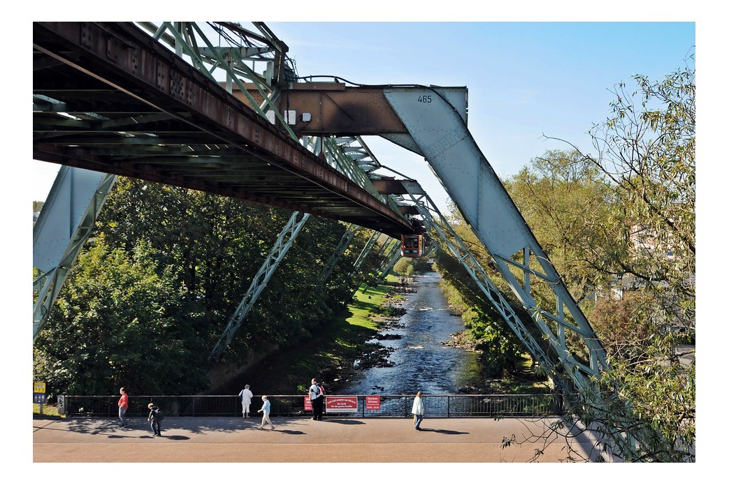 Schwebebahn im Anflug....