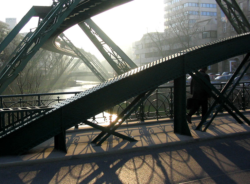 Schwebebahn im Morgenlicht